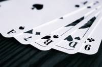 Quelle: TanteTati / Pixabay.de, https://pixabay.com/de/photos/karten-spielkarten-mau-mau-pik-766106/
