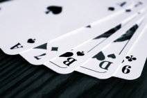 Quelle: TanteTati / Pixabay.de, https://pixabay.com/de/photos/karten-spielkarten-mau-mau-pik-766106/