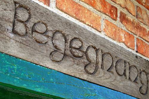 Aufschrift auf Haus: "Begegnung"