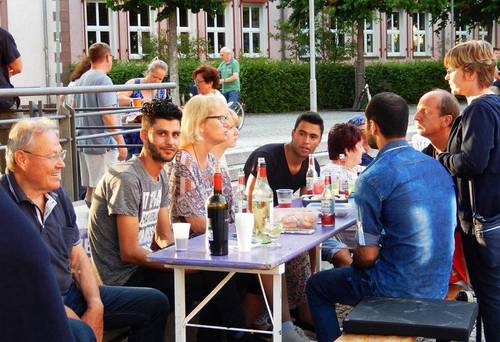 Mehrere Personen an einem Tisch im Gespräch