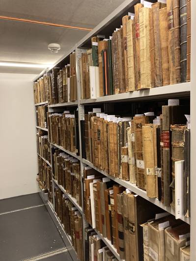 Bild eines Regals gefüllt mit historischen Kirchenbüchern