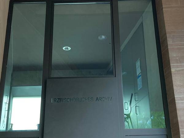 Eingangstür des Archivs mit Fenster