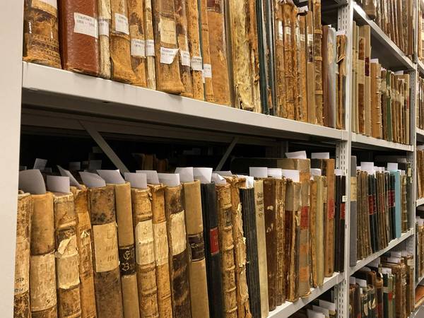 Bild eines Regals mit Kirchenbüchern